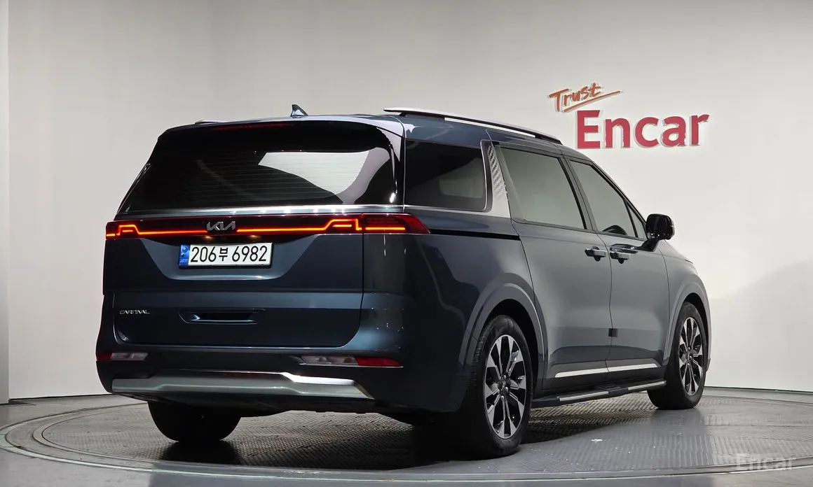 Photo 2 - Kia Carnival