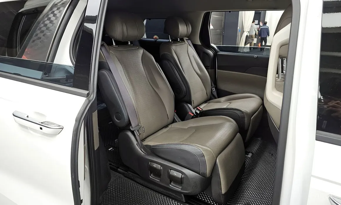 Photo 12 - Kia Carnival