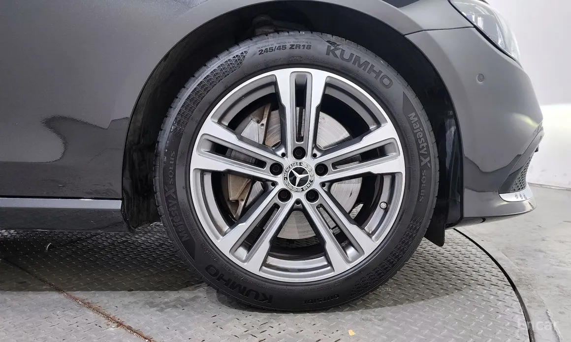 Фото 5 - Mercedes-Benz E-Class