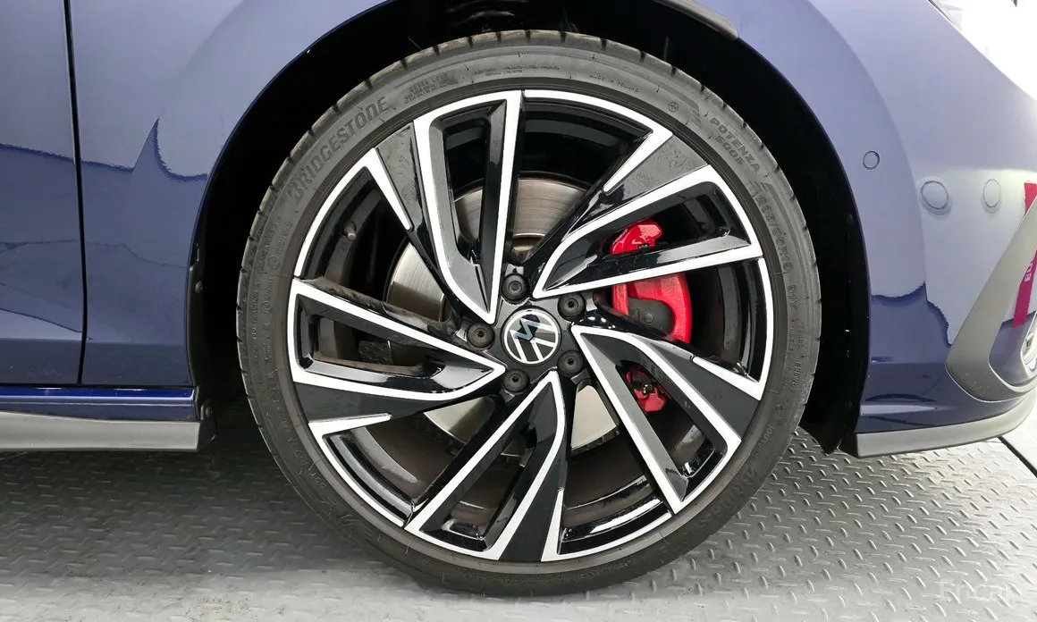 Photo 5 - Volkswagen Golf