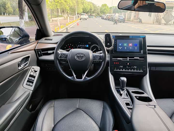 Photo 8 - Toyota Avalon