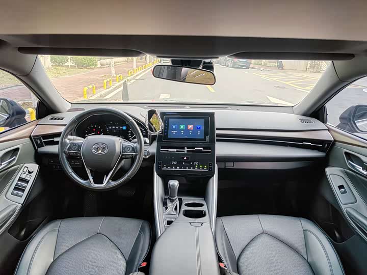 Photo 9 - Toyota Avalon