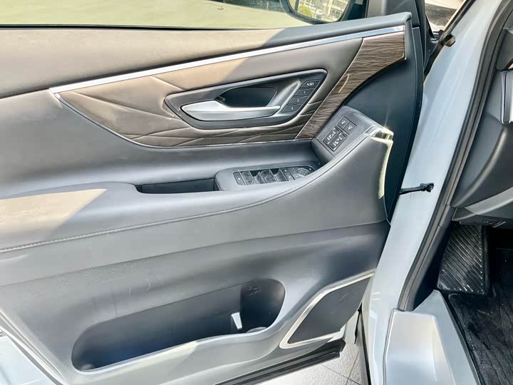 Photo 6 - Toyota Alphard