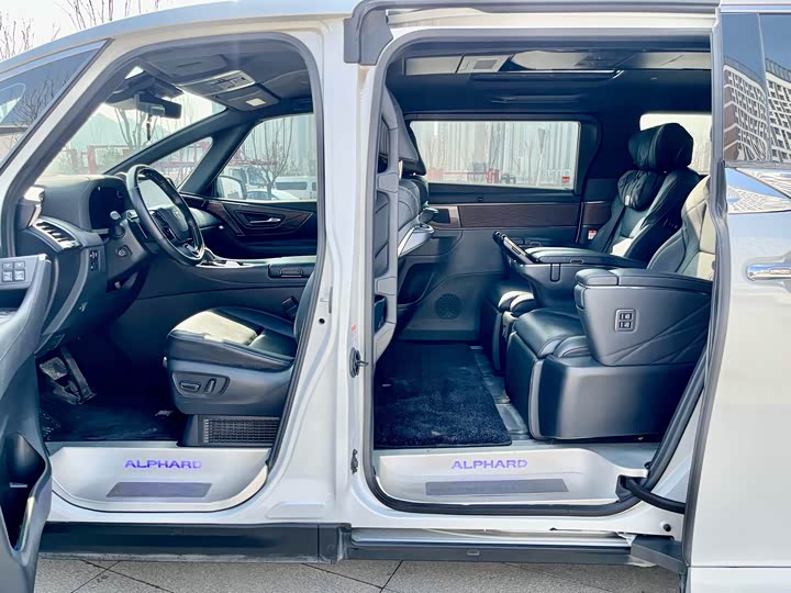 Photo 9 - Toyota Alphard