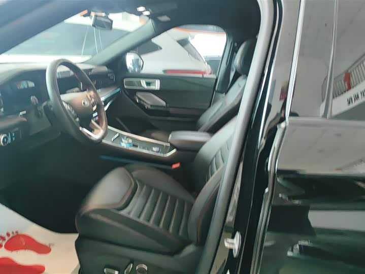 Photo 9 - Ford Explorer