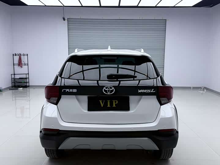 Photo 5 - Toyota Yaris L Hatchback