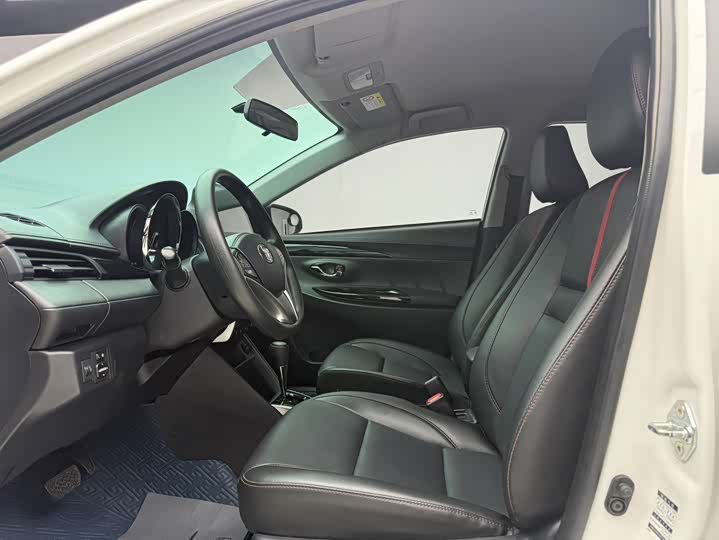 Photo 7 - Toyota Yaris L Hatchback