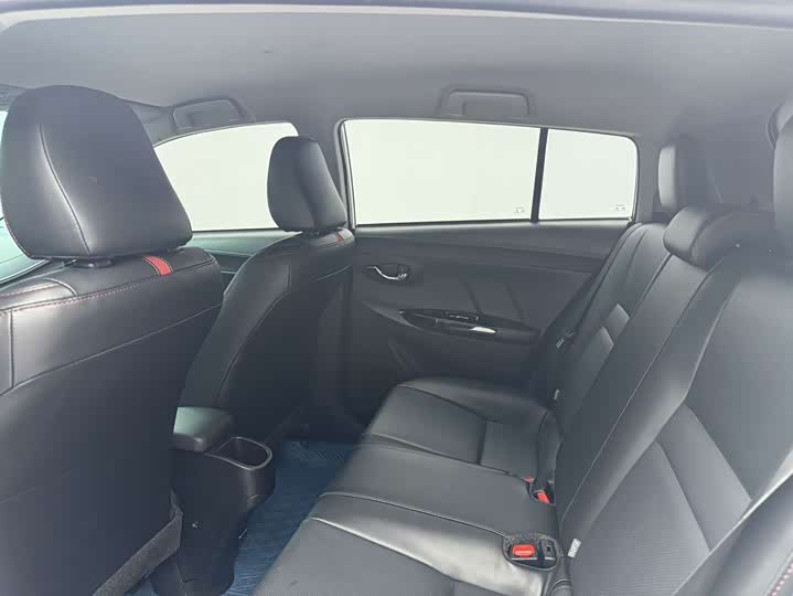 Photo 8 - Toyota Yaris L Hatchback