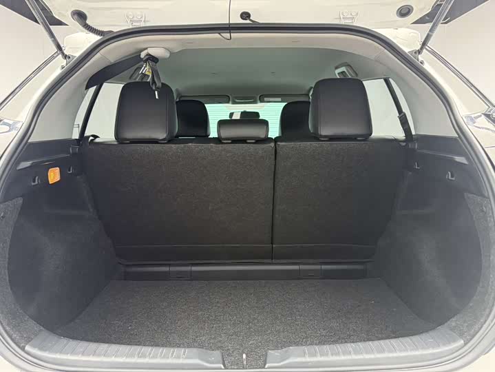 Photo 9 - Toyota Yaris L Hatchback