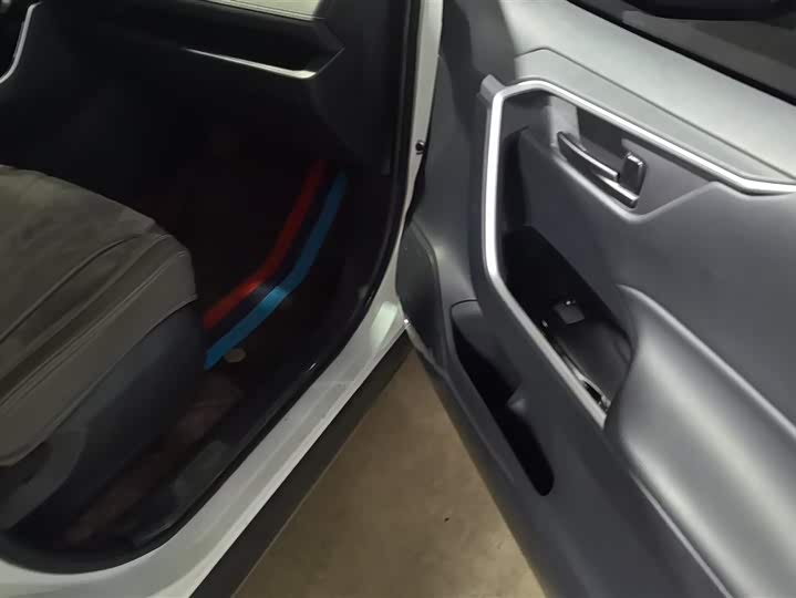 Фото 8 - Toyota RAV4