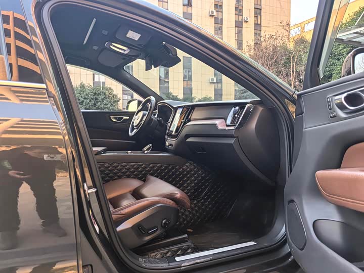 Фото 8 - Volvo XC60