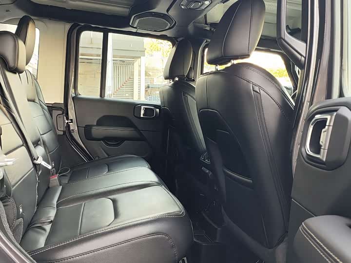 Photo 8 - Jeep Wrangler Hybrid