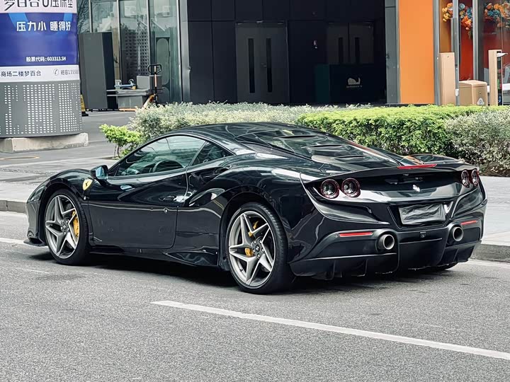 Фото 4 - Ferrari F8