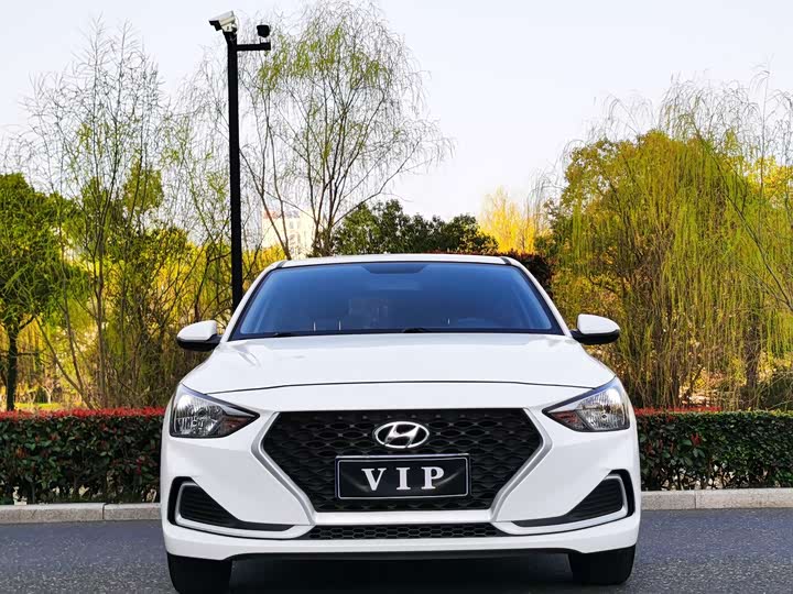 Photo 2 - Hyundai Celesta