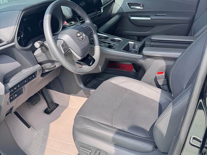 Фото 9 - Toyota Sienna