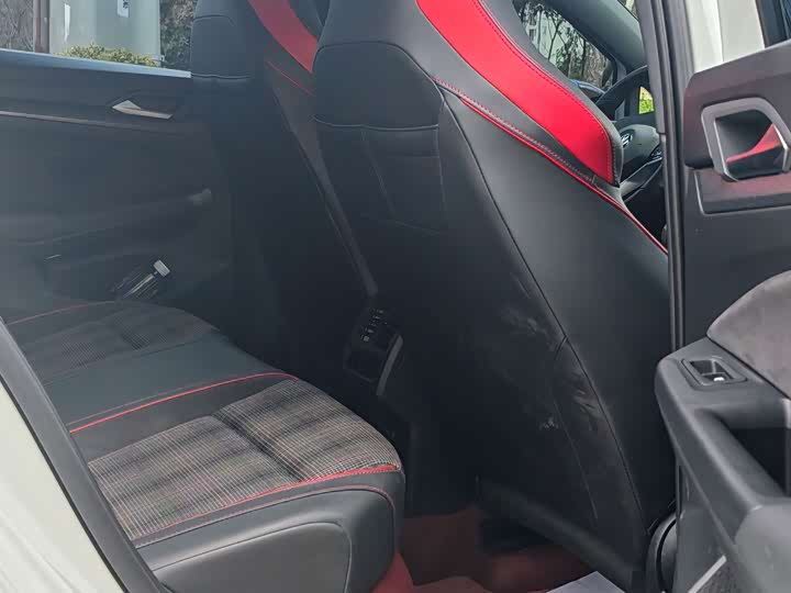 Фото 6 - Volkswagen Golf GTI