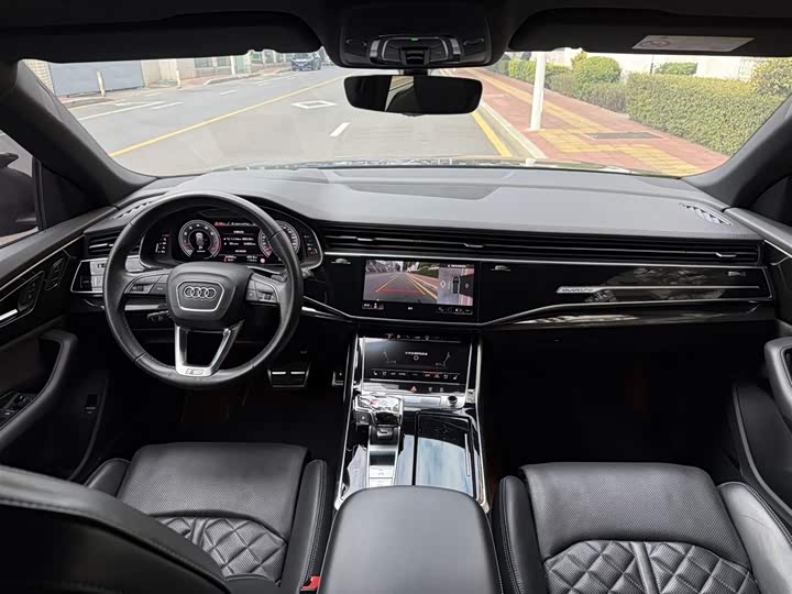 Photo 4 - Audi Q8