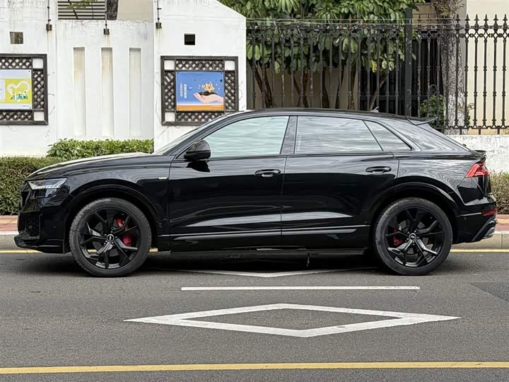 Photo 7 - Audi Q8