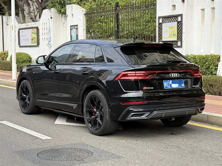 Photo 8 - Audi Q8