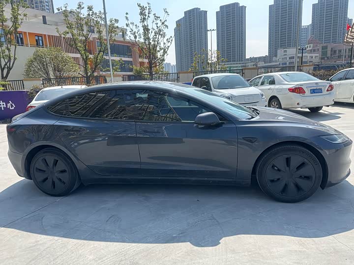 Фото 4 - Tesla Model 3