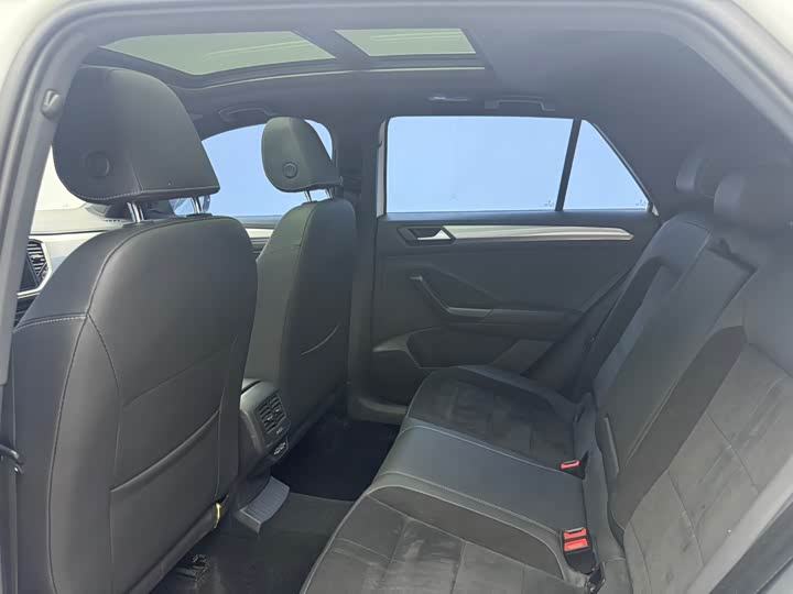 Фото 8 - Volkswagen T-Roc