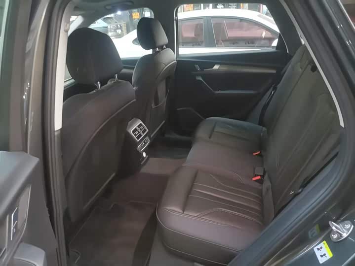 Фото 8 - Audi Q5L