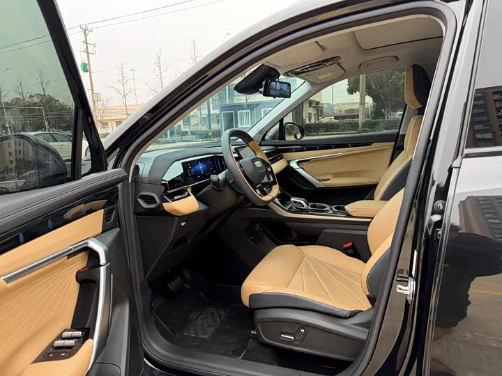 Фото 8 - Geely Atlas L