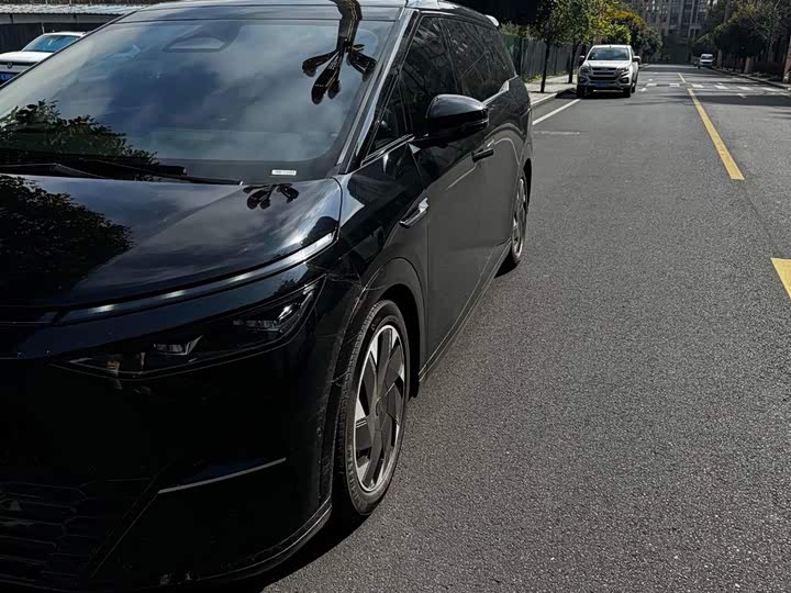 Фото 1 - XPeng X9