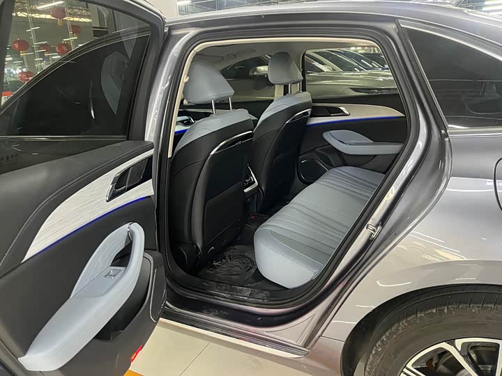 Photo 2 - Hongqi H5 Hybrid