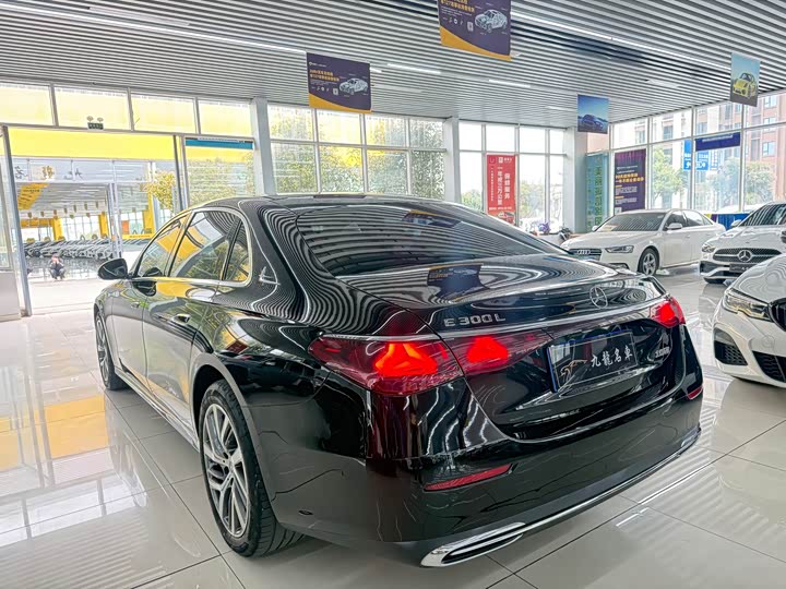 Фото 5 - Mercedes-Benz E-Class