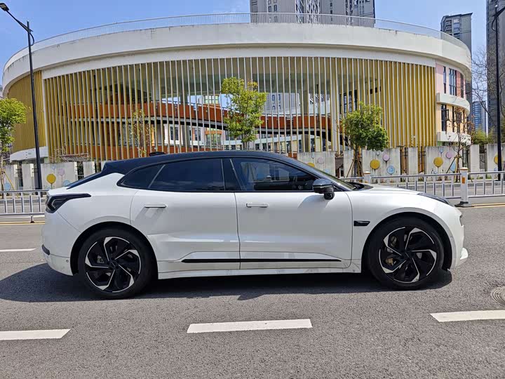 Фото 6 - Zeekr 001