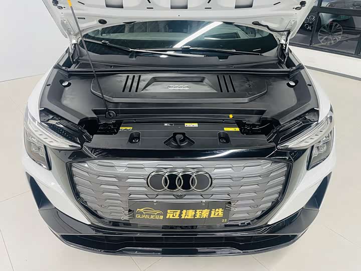 Photo 2 - Audi Q5 e-tron