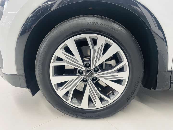 Photo 3 - Audi Q5 e-tron