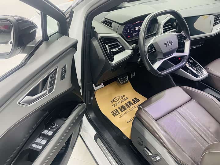 Photo 4 - Audi Q5 e-tron