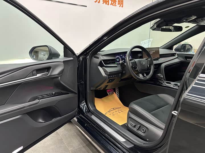 Фото 8 - Toyota Camry