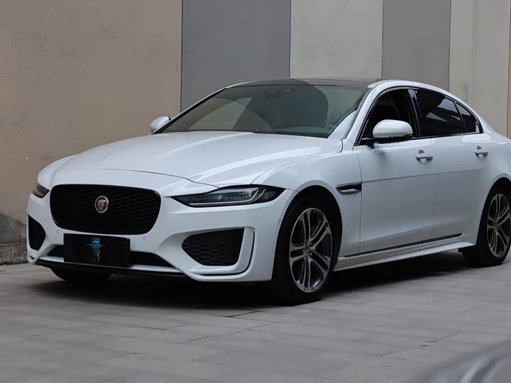 Фото 1 - Jaguar XE L