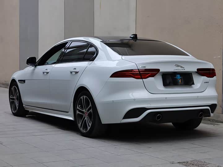 Фото 3 - Jaguar XE L