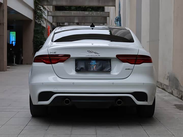 Фото 4 - Jaguar XE L