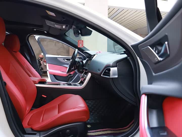 Фото 6 - Jaguar XE L