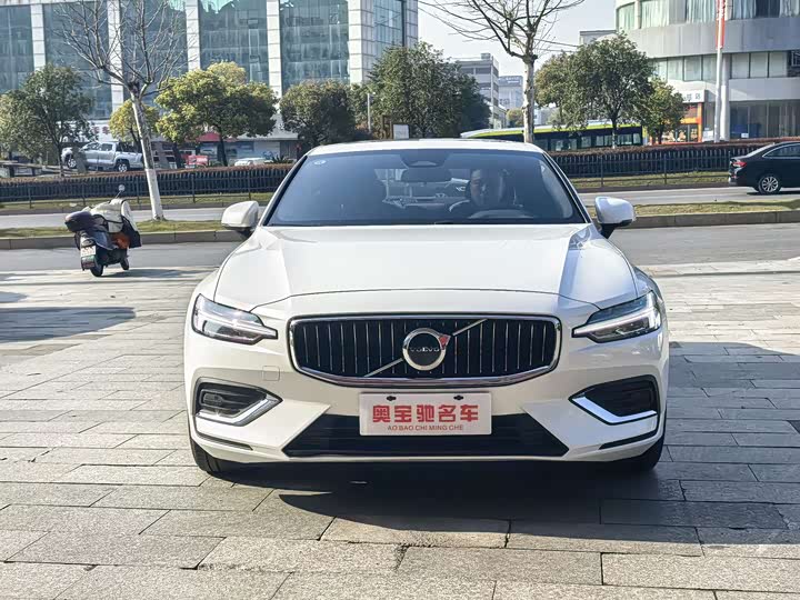 Volvo S60 2025 2025款 B4 智逸豪华版