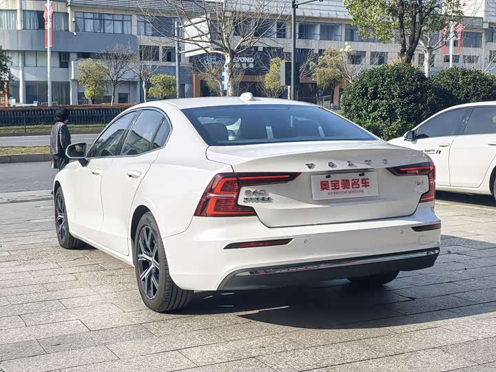 Volvo S60 2025 2025款 B4 智逸豪华版