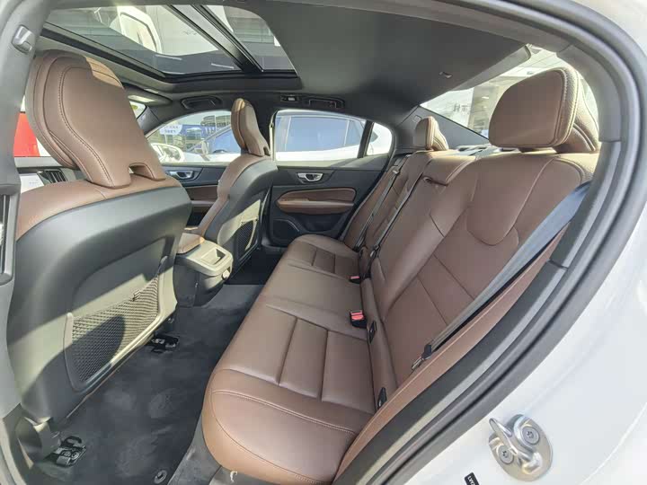 Volvo S60 2025 2025款 B4 智逸豪华版