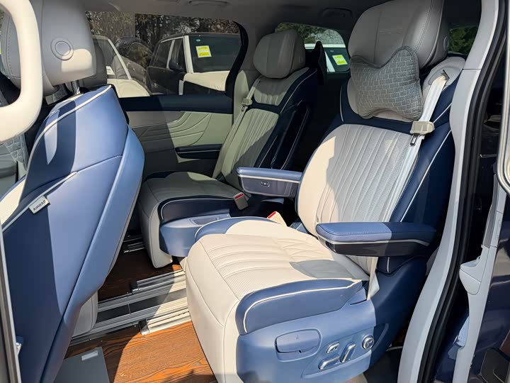 Фото 7 - Roewe iMax 8