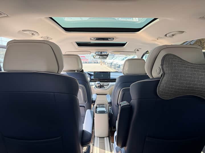 Фото 8 - Roewe iMax 8