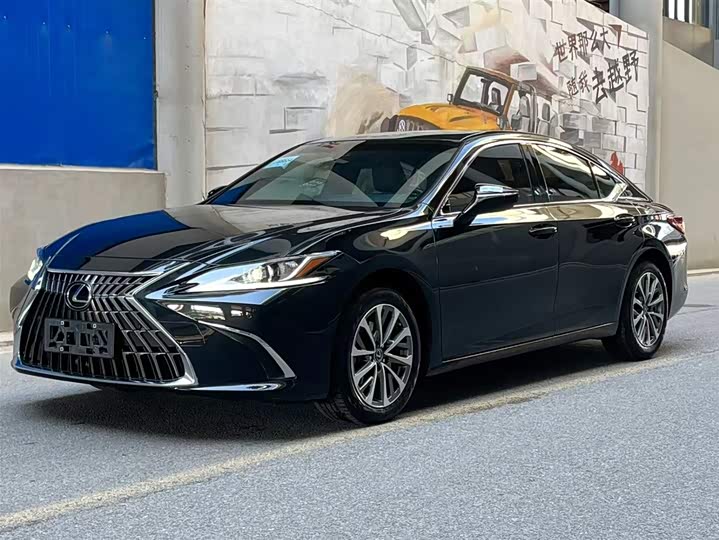 Фото 1 - Lexus ES