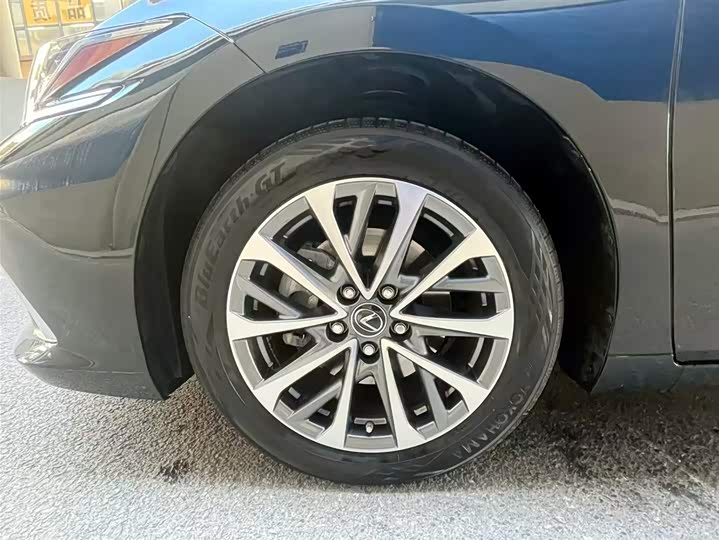 Фото 6 - Lexus ES