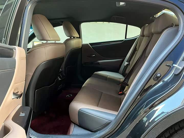 Фото 8 - Lexus ES