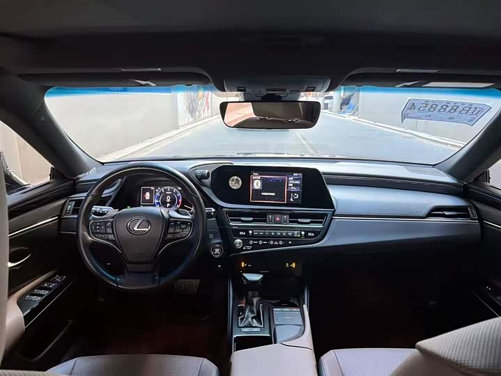 Фото 9 - Lexus ES