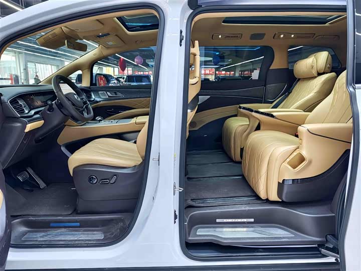 Фото 9 - Denza D9