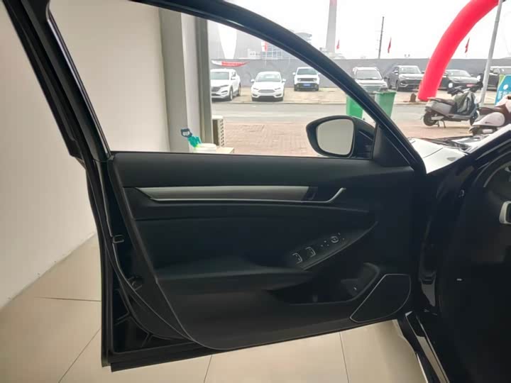 Фото 4 - Honda Accord